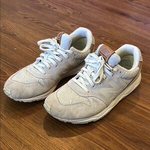 New Balance Cream Sneakers Suede Mesh Retro ladies 8 1/2